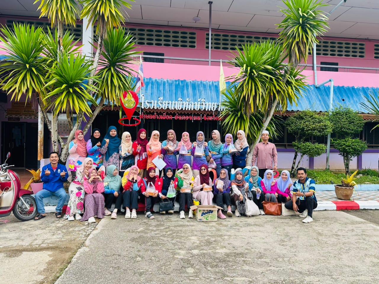 Dari Kelas hingga Budaya: Pengalaman Minhuril Aini Mengajar di Thailand Selatan